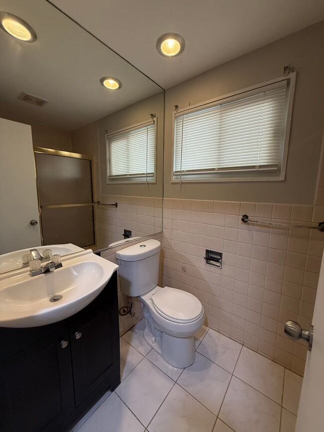 Building Photo - Albany Park 2 Bedroom 1 1/2 Bath 2 Story T...