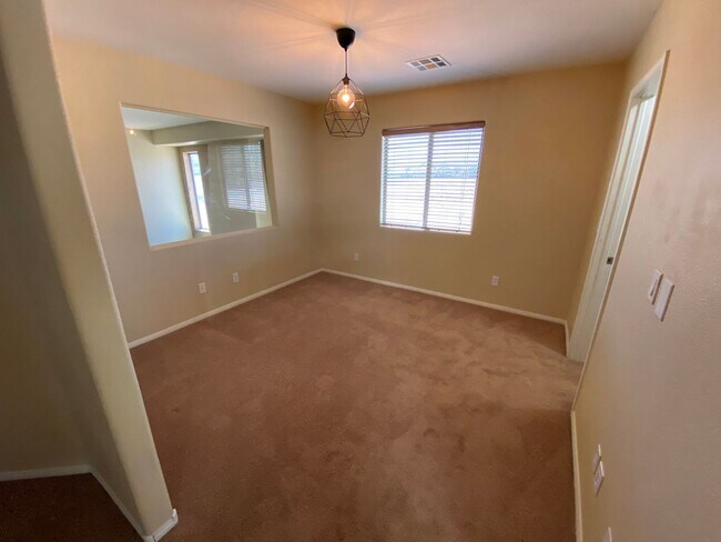 Building Photo - Wonderful 3 bed/2.5 bath home located in the South End of Vegas