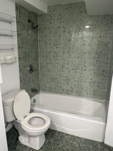 Building Photo - 1239 W Foster Ave