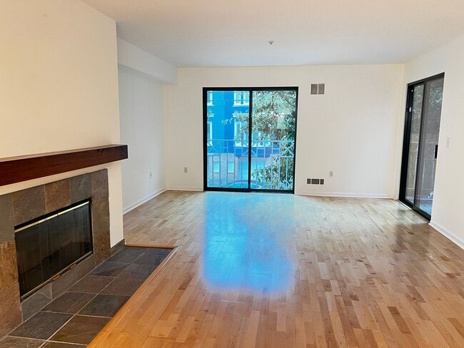 Building Photo - Modern Condo in the heart of North Beach