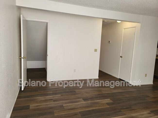 Building Photo - 1910 Grande Cir