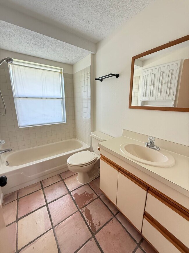 Building Photo - 2/2 with Fenced Yard, Garage and Laundry, Available Now!