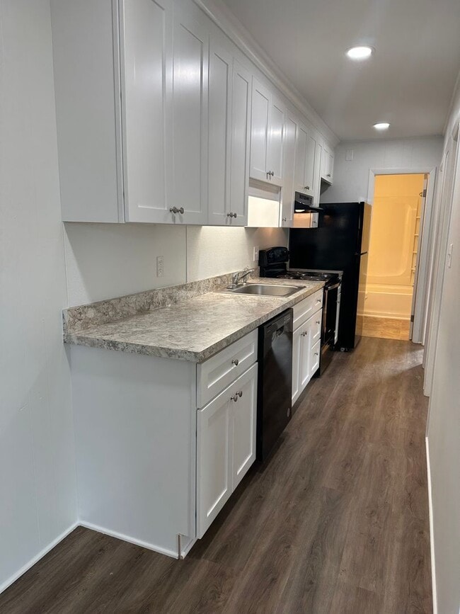 Building Photo - 2339 Memorial Ave SW