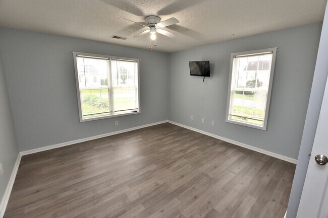 Building Photo - 496 Carnation Ct