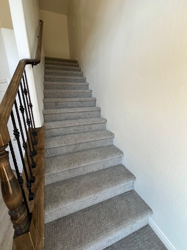 Building Photo - "Spacious 5-Bedroom Oasis with 3 Full Baths in Beautiful St. George – 2,998 Sq. Ft. of Comfort!"