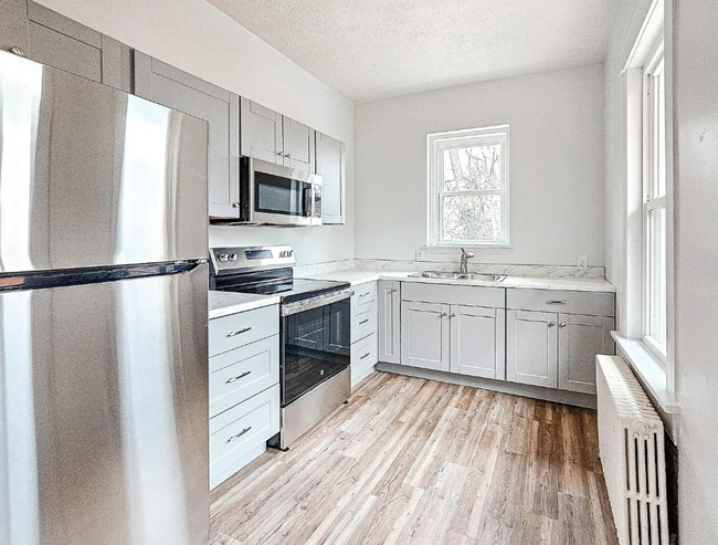 Building Photo - 4 Bedroom 1 Bathroom Rowhome in Lancaster!
