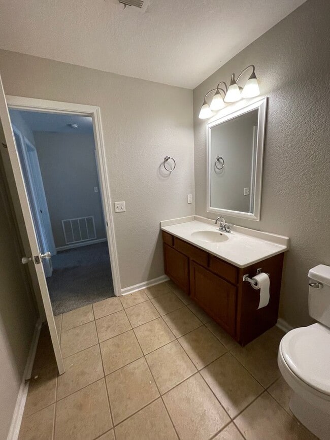 Building Photo - GREAT LOCATION! PLENTY OF STORAGE!