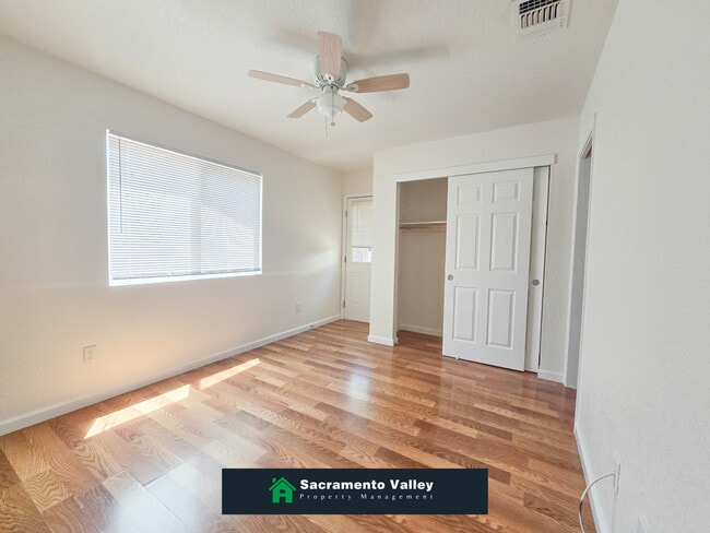 Building Photo - 8282 Meadowhaven Dr