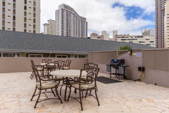 Building Photo - 2 bedroom, 2 Bath Condo with BEAUTIFUL Mountain, Ocean, and Diamond Head Views.