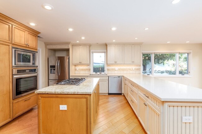 Building Photo - Spacious single level Home with A/C on the Golf Course!