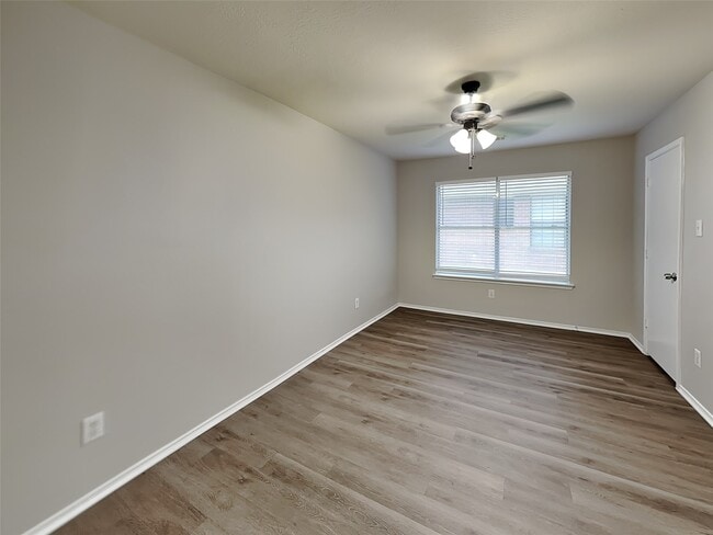 Building Photo - 1207 Hannover Blvd