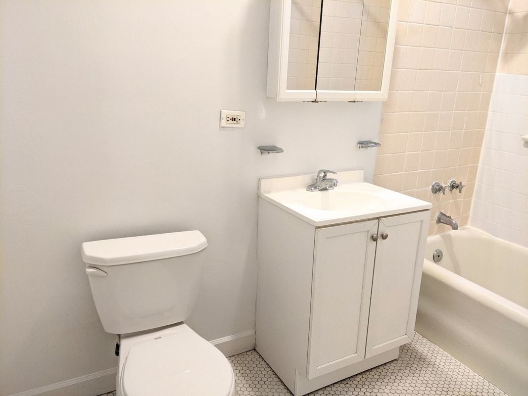 Building Photo - 925 Forest Ave