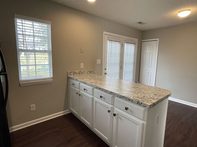 Building Photo - NW Townhome off of New Garden, Updated, Wo...
