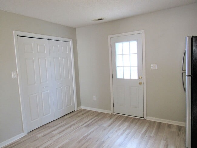 Building Photo - 2 Br 3 BA Townhouse Hunters Creek