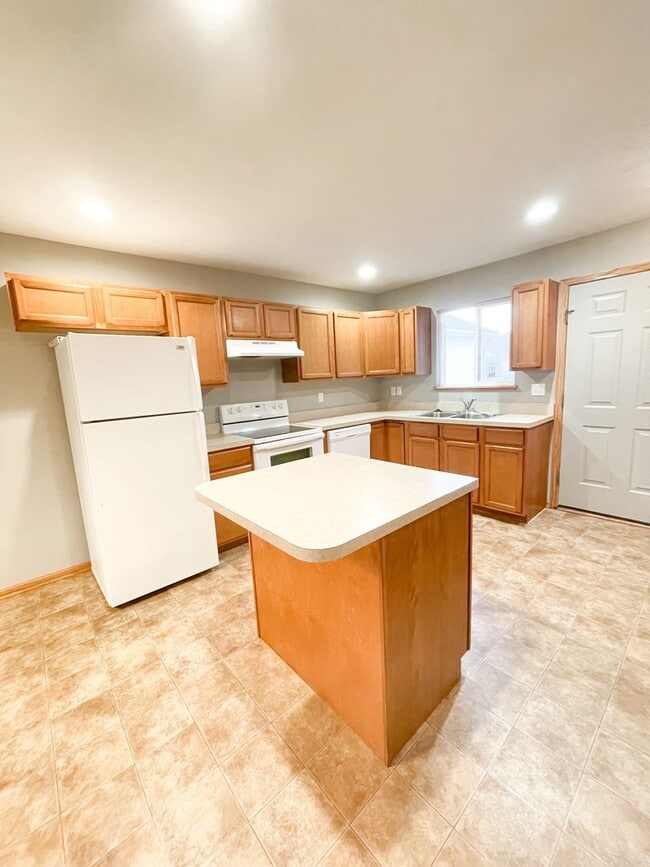 Building Photo - 3 Bedroom & 3 Bathroom Townhouse for Rent!