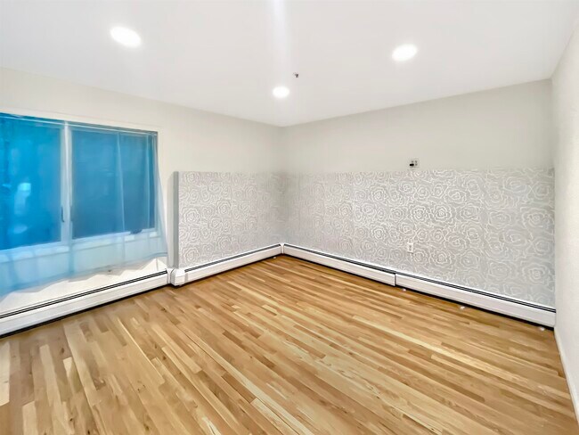 Building Photo - 8913 Riverside Pl