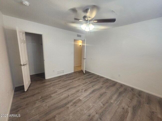 Building Photo - 6401 E Parkview Dr
