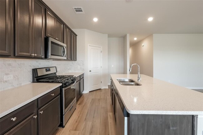 Building Photo - 1014 Round Bale Rd