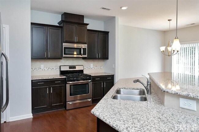 Building Photo - 3 Bedroom 2.5 Bathroom Townhome Home w/ Open Floorplan and a 2 car Garage in the heart of Morrisv...
