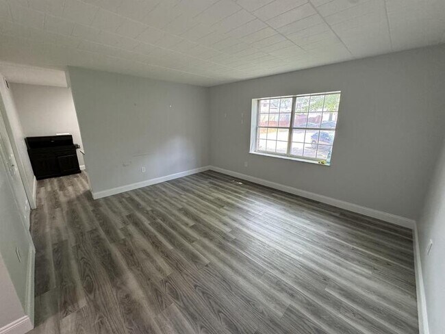 Building Photo - 906 Erdner Ave