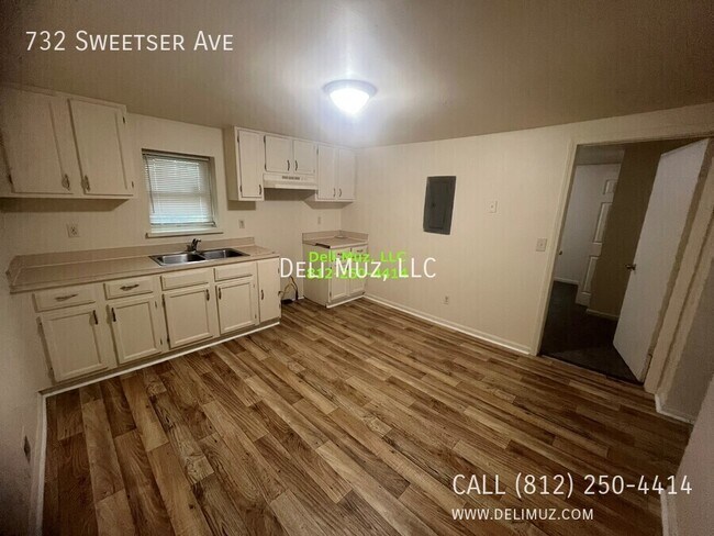 Building Photo - 732 Sweetser Ave
