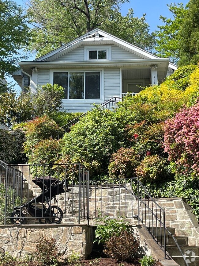 Building Photo - Palisades Splendor