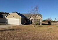 Building Photo - Charming 3 bedroom 2 bath home located in Maple Hill. Living room features a gas fireplace. Walk ...