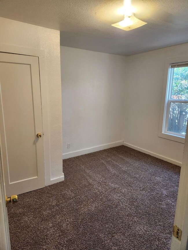 Building Photo - Charming little home in Anderson