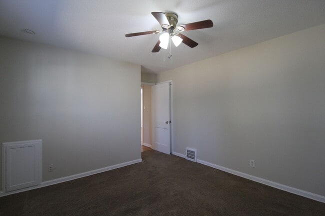 Building Photo - 2 Bedroom 1 Bath Home in Roeland Park