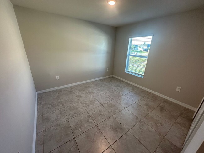 Building Photo - 4 Bedroom 2 bathroom NW Cape Coral Home- T...