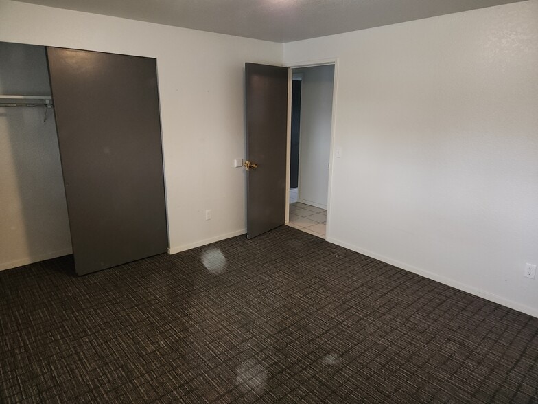 Building Photo - 852 N 50 W
