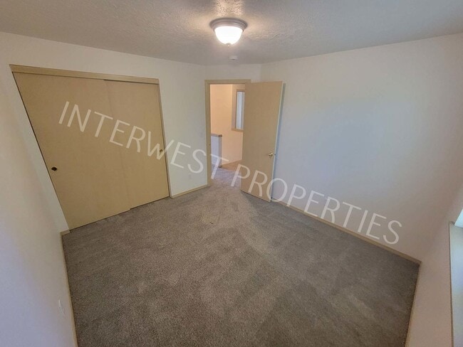 Building Photo - 4 Bedroom Home Near Brentwood Park w/Garag...