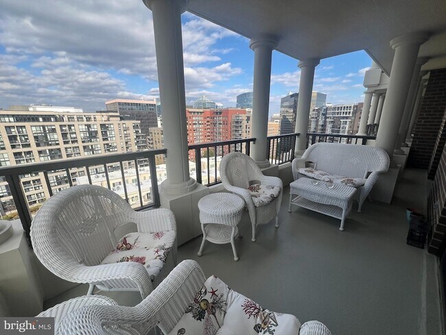 Building Photo - 1600 N Oak St