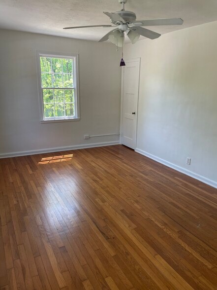 Bedroom fits king size bed - 239 Kinsey Ct NE