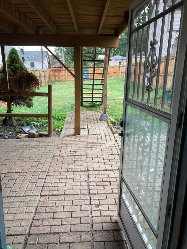 Building Photo - 89 W Walnut St