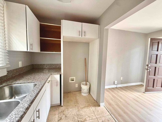 Building Photo - 532 W 77th St