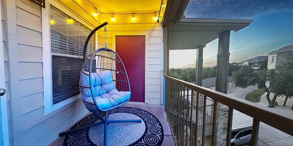 LED lights come on automatically at dusk - 2320 Gracy Farms Ln