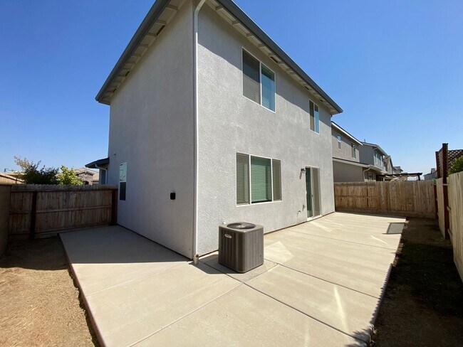 Building Photo - Corner lot Woodside Home in NW Visalia com...