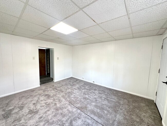 Building Photo - Updated 1 Bed, 1 Bath First Floor Unit in South Side - Private Entrance, Laundry in Basement - Av...
