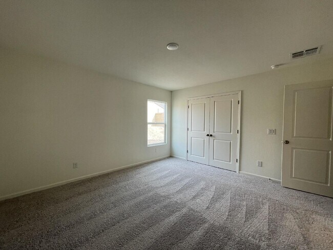 Building Photo - $1,675 rent - Home in gated community with...