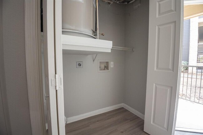 Building Photo - 2320 Gracy Farms Ln