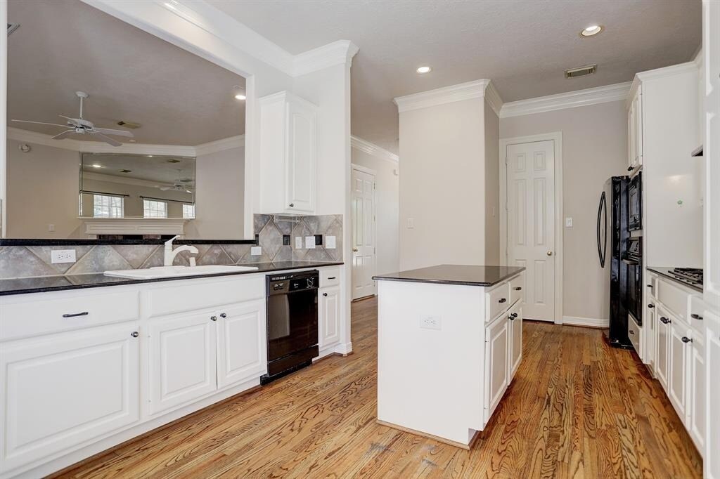 Comes with a dishwasher and dual sink - 2822 Briarhurst Park