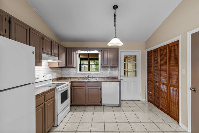 Building Photo - 2 Bedroom, 2 Bathroom Home