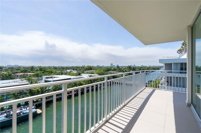 Building Photo - 9500 W Bay Harbor Dr