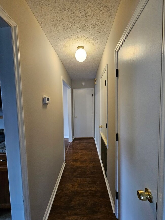 Building Photo - Charming & Spacious 3-Bed, 2-Bath Home in ...