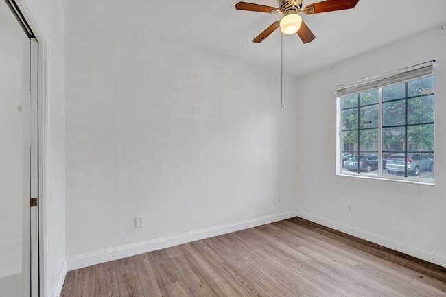 Building Photo - 2021 Island Dr
