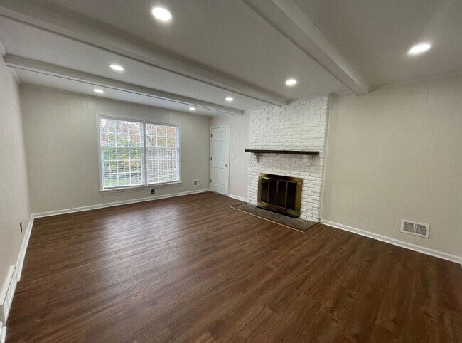 Building Photo - Douglas Hills Colonial