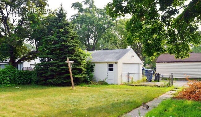 Building Photo - 5010 N Sheridan Ave