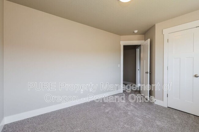 Building Photo - 504 NE Trillium Dr