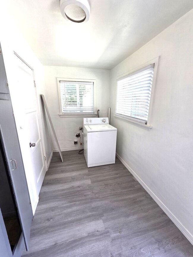 Building Photo - Updated 2 Bedroom 1 Bath Home